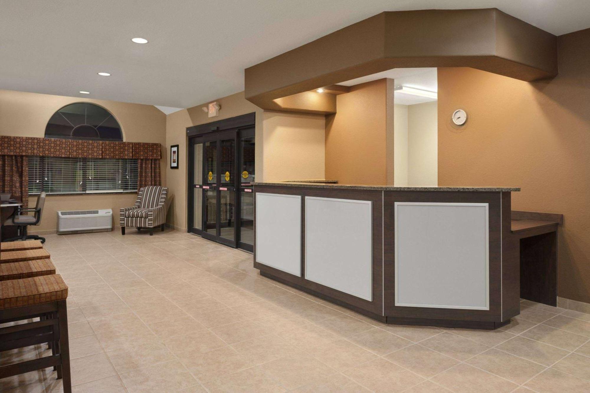 Garner Hotel Gonzales By Ihg Exterior foto